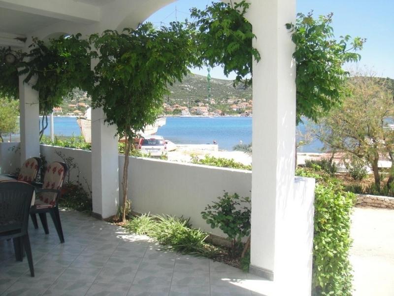 Apartments Ivan Orlic Vinisce Ruang foto